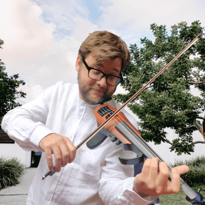 Iván tocando violín eléctrico